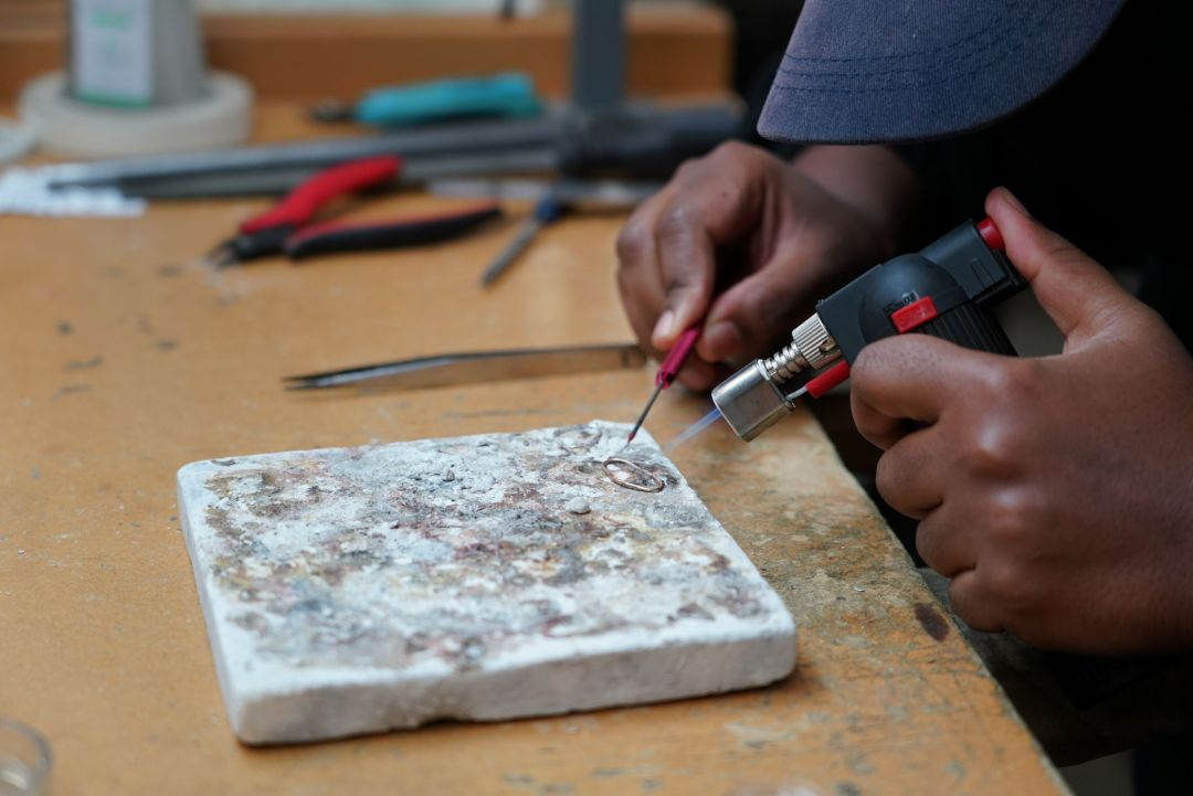 Learning how to Negotiate with Global Suppliers